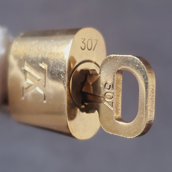 #307 AUthentic LOUIS VUITTON Lock Key Set Padlock Brass Polished Gold Ne… - Picture 4 of 16